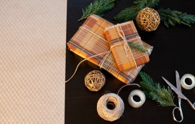 Noel hediyelerini paketliyorum.