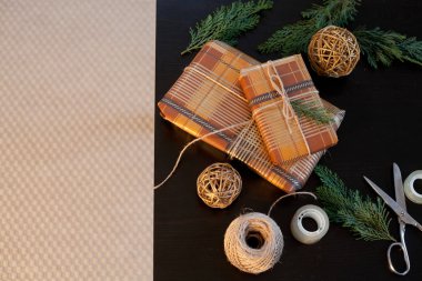 Noel hediyelerini paketliyorum.