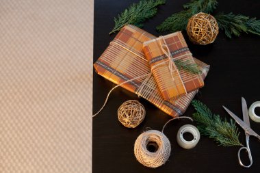 Noel hediyelerini paketliyorum.