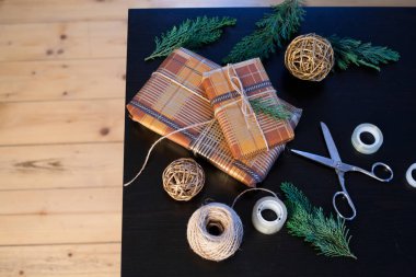 Noel hediyelerini paketliyorum.