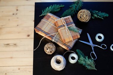 Noel hediyelerini paketliyorum.