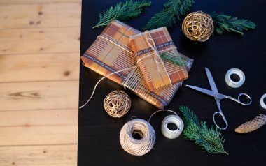 Noel hediyelerini paketliyorum.