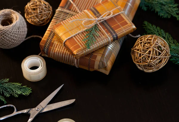 Noel hediyelerini paketliyorum.