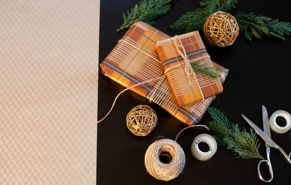 Noel hediyelerini paketliyorum.