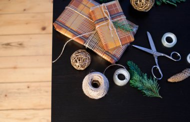 Noel hediyelerini paketliyorum.