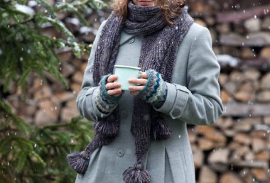 kadın holdig Kupası sıcak mulled şarap ile Kış Noel pazarı