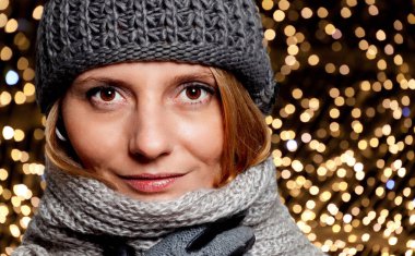 Noel ışıkları ile kadın portre