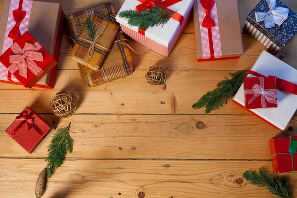 Envolver regalos de Navidad — Foto de Stock