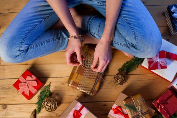 Mujer envolviendo regalos de Navidad —  Fotos de Stock