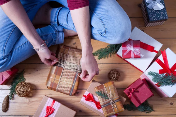 Frau verpackt Weihnachtsgeschenke — Stockfoto