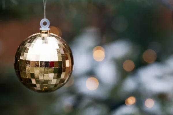 Ornamento de Natal dourado em abeto — Fotografia de Stock