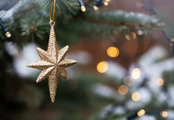 Ornamento de Natal dourado em abeto — Fotografia de Stock