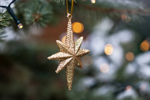 Ornamento de Natal dourado em abeto — Fotografia de Stock