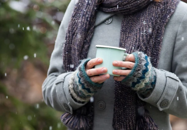 Kvinna holdig kopp med varm glögg på vinter julmarknad — Stockfoto
