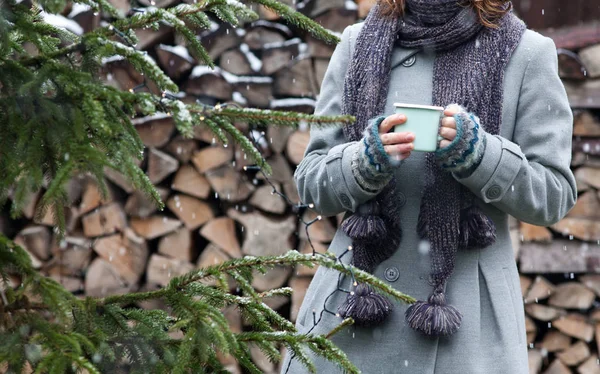 kadın holdig Kupası sıcak mulled şarap ile Kış Noel pazarı