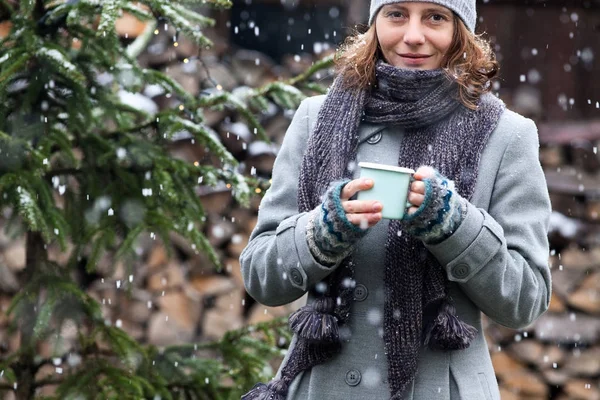 Copa holdig mujer con vino caliente caliente caliente en el mercado de Navidad de invierno —  Fotos de Stock