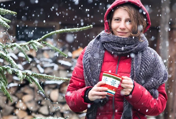 Femme holdig tasse avec chaud vin chaud chaud au marché de Noël d'hiver — Photo