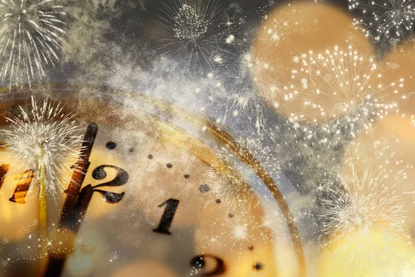 휴가 불꽃놀이 배경-N에 12 o'cklock에 오래 된 시계 — 스톡 사진