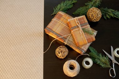 Noel hediyelerini paketliyorum.