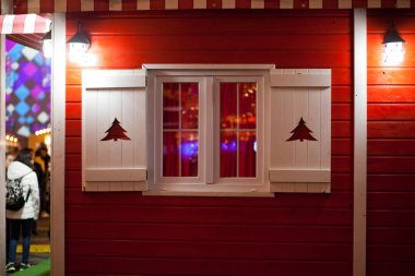 Beyaz penceresi - Noel kulübe olan kırmızı ev