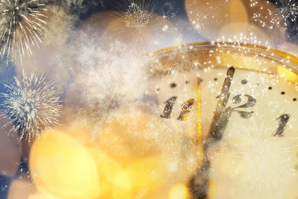 Relógio velho às doze horas no fundo fogos de artifício de férias - N — Fotografia de Stock