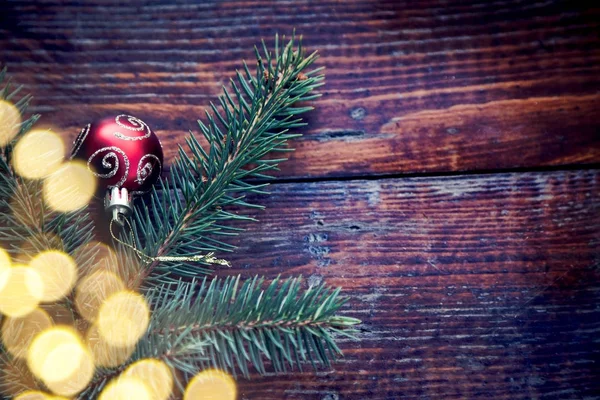 Sfondo di legno di Natale con rami di abete e palle — Foto Stock