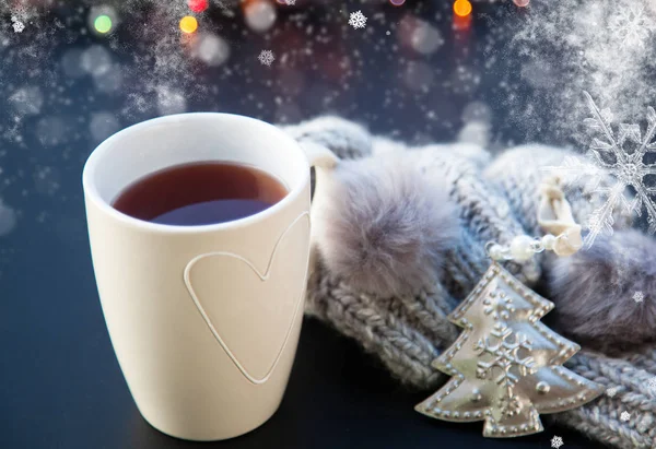 Tè caldo in tazza bianca e decorazioni natalizie - giornata invernale accogliente — Foto Stock