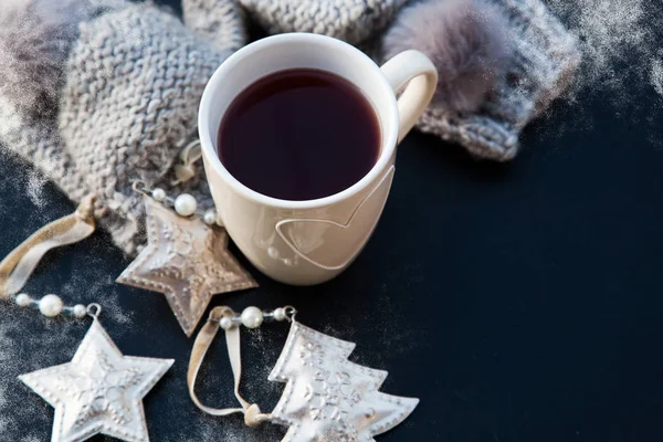 Tè caldo in tazza bianca e decorazioni natalizie - giornata invernale accogliente — Foto Stock