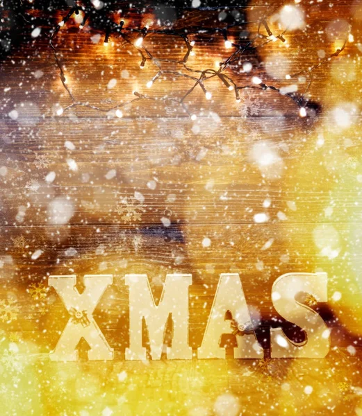 Kerstversiering en lampjes op houten achtergrond — Stockfoto