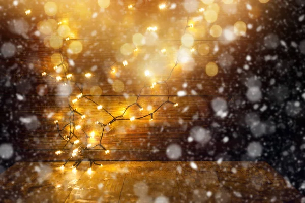 Vánoční světla na dřevěném pozadí — Stock fotografie