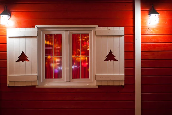 Beyaz penceresi - Noel kulübe olan kırmızı ev — Stok fotoğraf