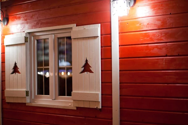Rotes Haus mit weißen Fenstern - Weihnachtshütte — Stockfoto