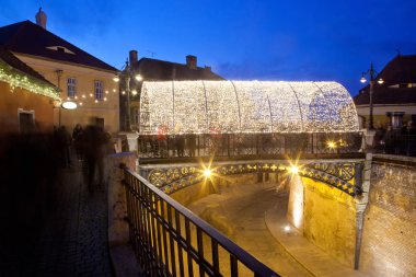 Sibiu, Romanya - 24 Kasım 2017: Liar's Köprüsü aydınlatmak için