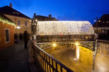 Sibiu, Romanya - 24 Kasım 2017: Liar's Köprüsü aydınlatmak için