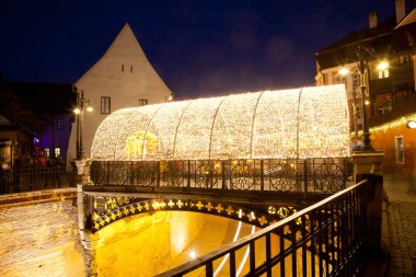 Sibiu, Romanya - 24 Kasım 2017: Liar's Köprüsü aydınlatmak için