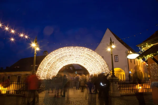 SIBIU, RUMANIA - 24 DE NOVIEMBRE DE 2017: Puente de mentirosos iluminado para —  Fotos de Stock