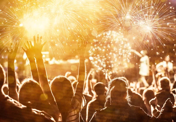 Crowd watching fireworks at New Year — Stock Photo, Image