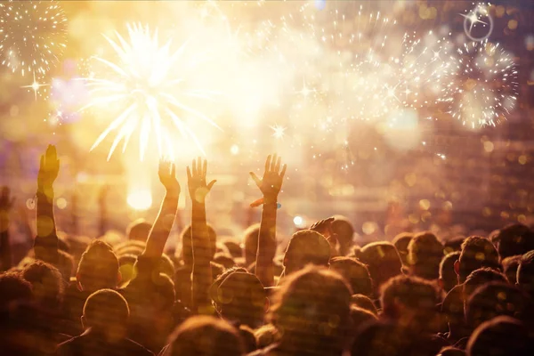 Το πλήθος που ζητωκραυγάζει βλέποντας τα πυροτεχνήματα - έννοια το νέο έτος — Φωτογραφία Αρχείου