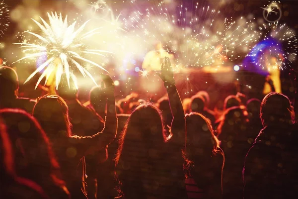 Animando a la multitud viendo fuegos artificiales - concepto de año nuevo — Foto de Stock