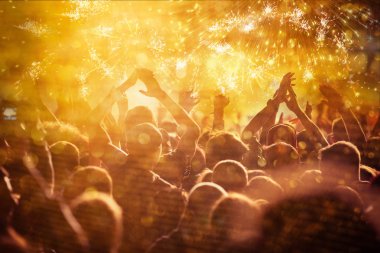 Kalabalığı eğlendirmekten havai fişek - yeni yıl kavramı izlerken