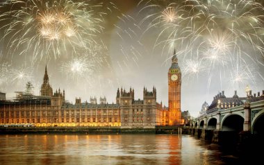 Patlayıcı havai fişek gökyüzüne Big Ben etrafında doldurur. Siz yeni