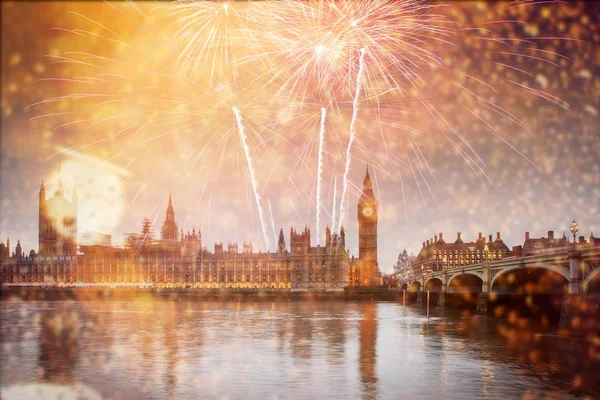 Fuegos artificiales explosivos muestran llena el cielo alrededor de Big Ben. Nuevo Ye — Foto de Stock