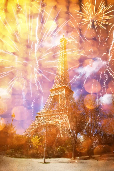 Celebrating New Year in the city - Eiffel tower (Paris, France) — Stock Photo, Image