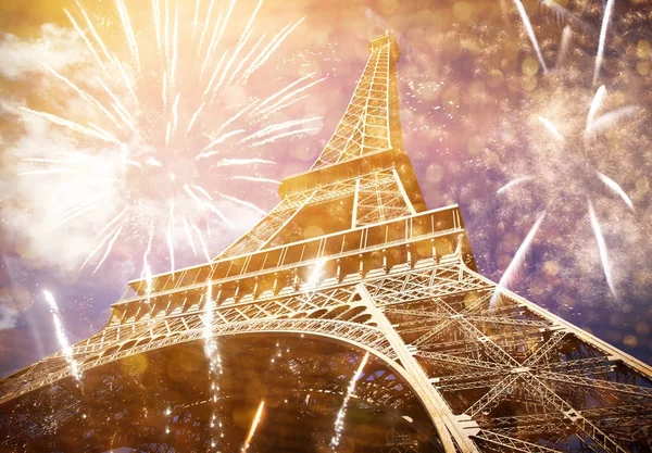 Slaví Nový rok ve městě - Eiffelova věž (Paříž, Francie) — Stock fotografie