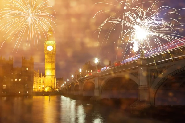 A exposição explosiva dos fogos de artifício enche o céu em torno de Big Ben. Novo Ye — Fotografia de Stock