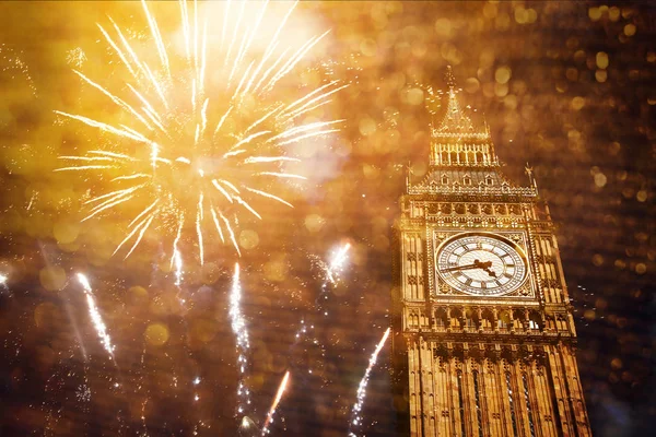 Fuegos artificiales explosivos muestran llena el cielo alrededor de Big Ben. Nuevo Ye — Foto de Stock