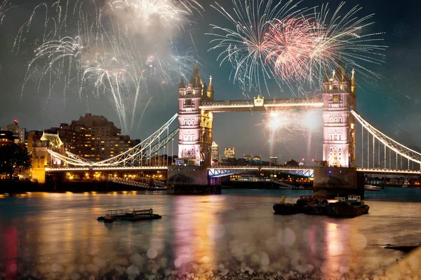 Puente torre con fuegos artificiales, celebración del Año Nuevo en Lond — Foto de Stock
