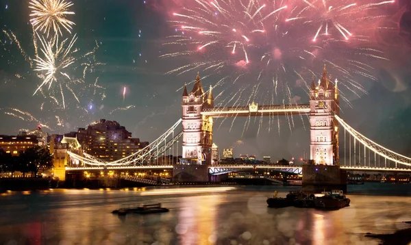 Tower bridge with fireworks, celebration of the New Year in Lond — Stock Photo, Image