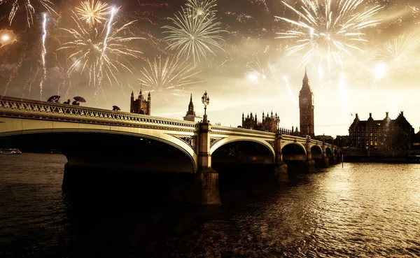 Explosive fireworks display fills the sky around Big Ben. New Ye — Stock Photo, Image