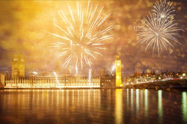Explosive fireworks display fills the sky around Big Ben. New Ye — Stock Photo, Image